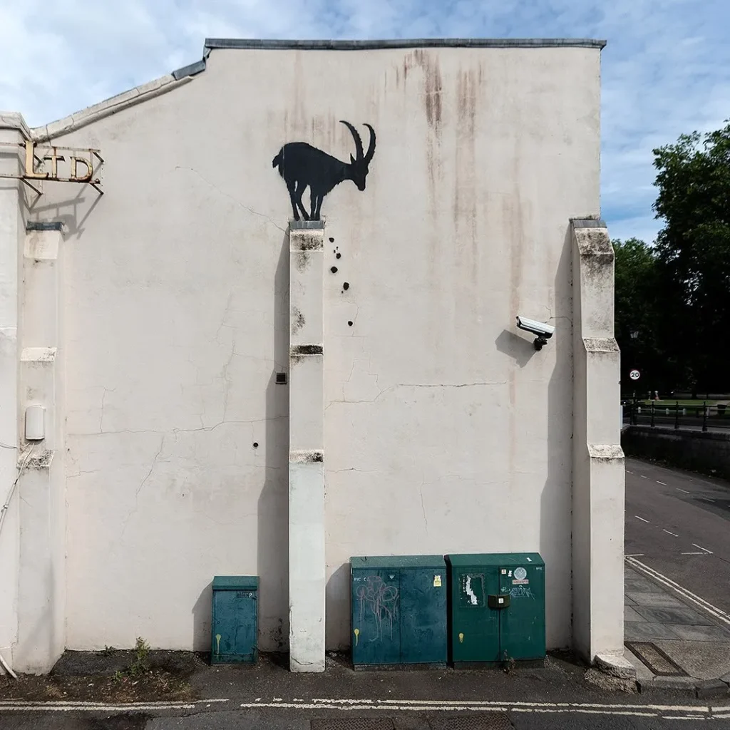 Œuvre du street artiste Anglais Banksy au pochoir sur un mur d'une maison