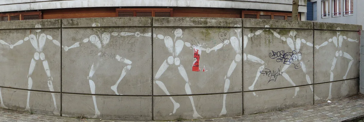 Silhouettes blanches de Jérôme Mesnager peintes sur un muret de béton, passage de la Duée à Paris